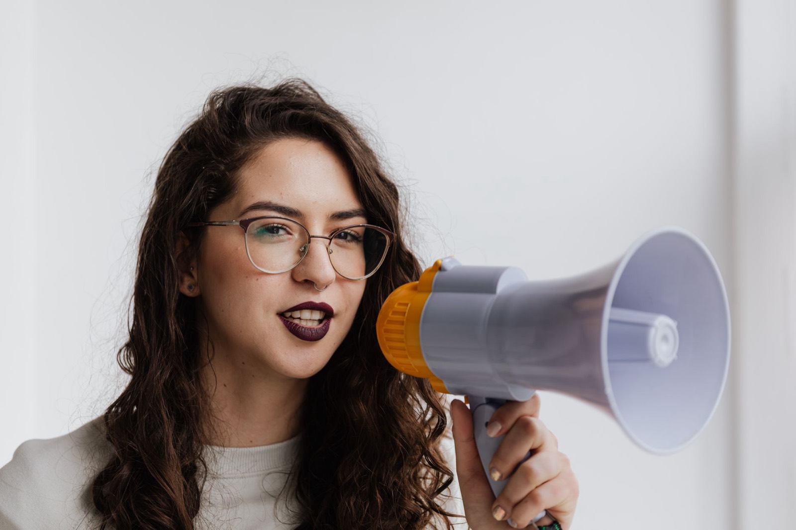 Practising English pronunciation into a microphone